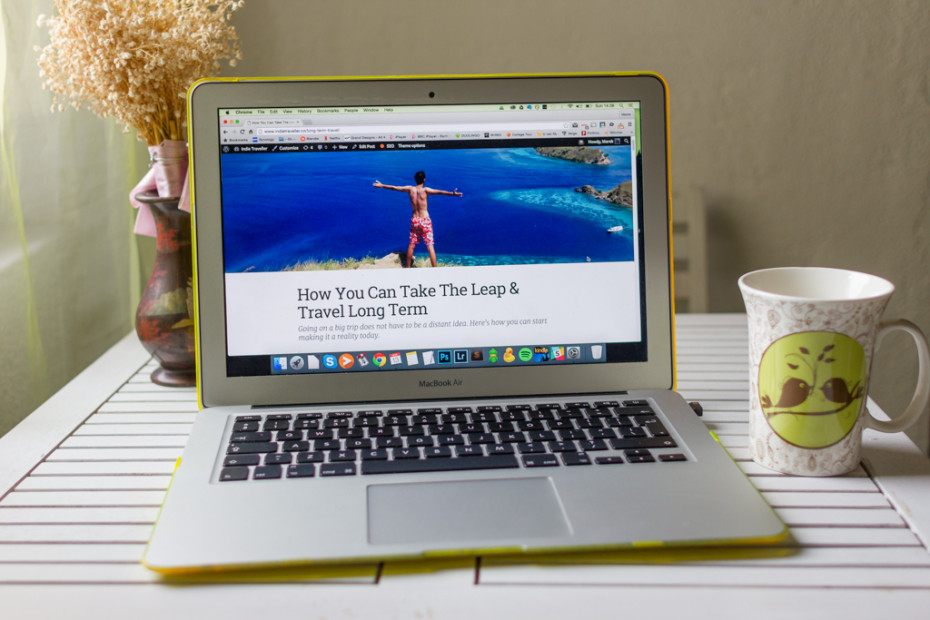 ноутбук на фоне моря. Travel light онлифанс. красивый ноутбук. ноутбук в лесу. ноутбук рекомендации моделей.